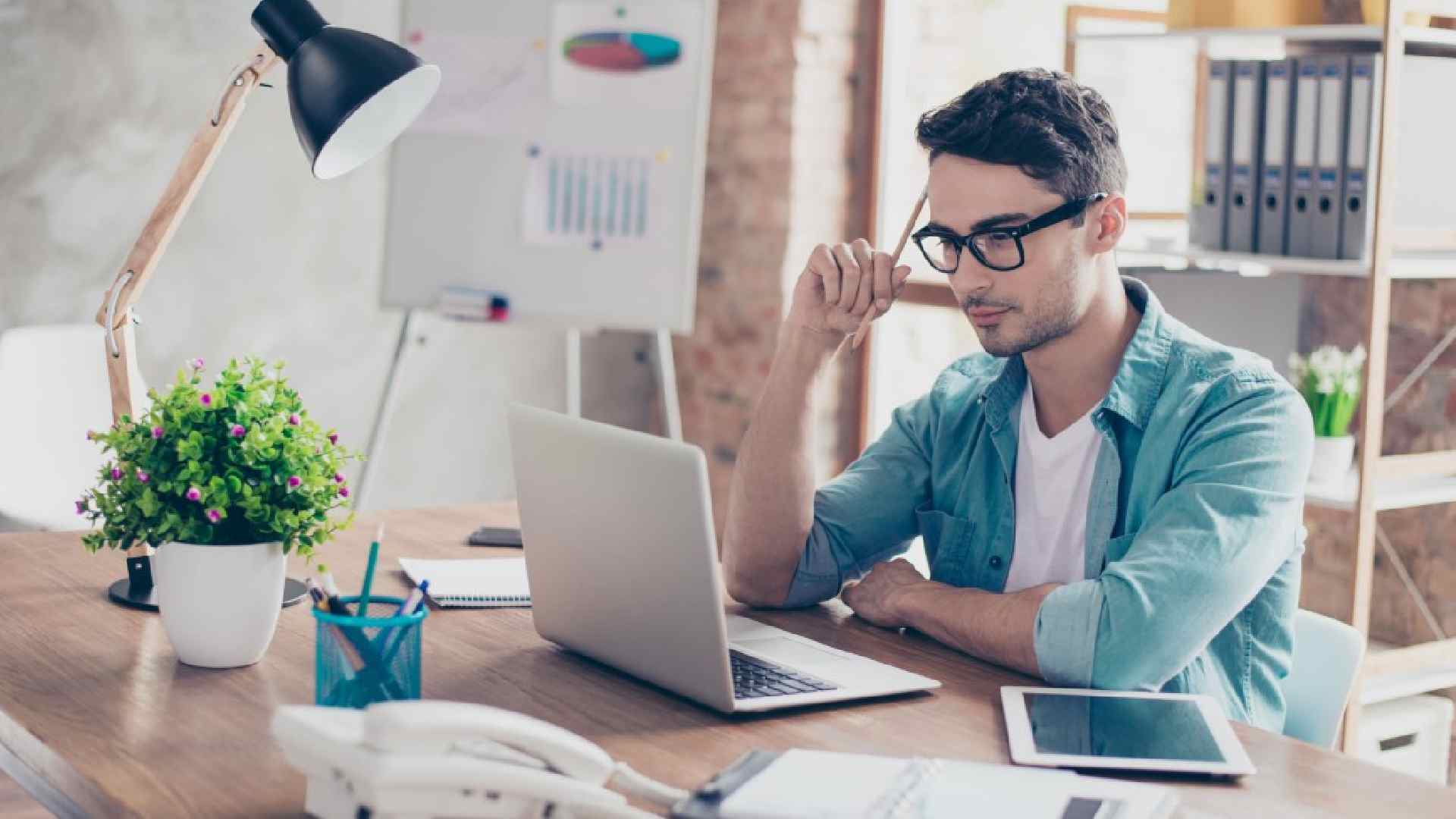 3 freelancers. Умный парень. Умный парень фото. Фрилансер. Фриланс или офис.