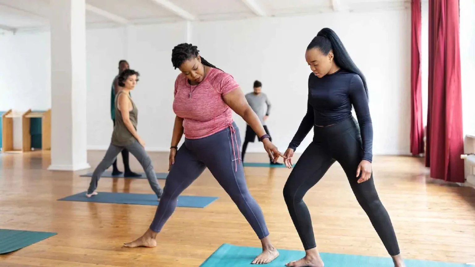 Instructor-yoga-UAE-1536x864